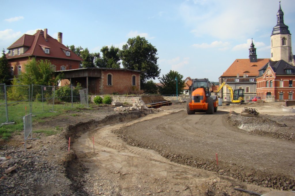 Bauarbeiten f�r die neue Bahn-Bus-Schnittstelle am 06.08.2013 am Bahnhof Laucha. (Foto: G�nther G�bel)