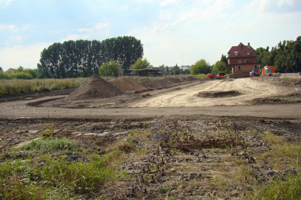 Bauarbeiten f�r die neue Bahn-Bus-Schnittstelle am 06.08.2013 am Bahnhof Laucha. Im Bereich der fr�heren Rangiergleise entsteht die Buswendeschleife. (Foto: G�nther G�bel)