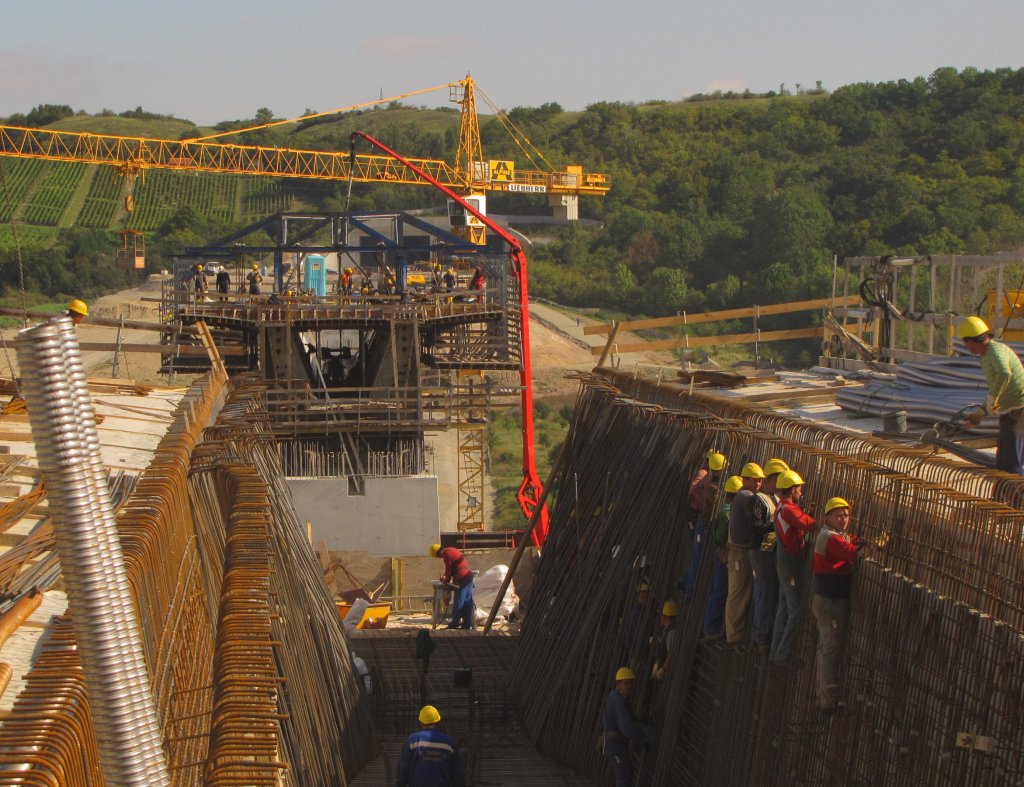 Bauarbeiter am Br�ckenvortrieb auf der Unstruttalbr�cke bei Karsdorf mit Blick in Richtung Osterbergtunnel; 15.09.2011