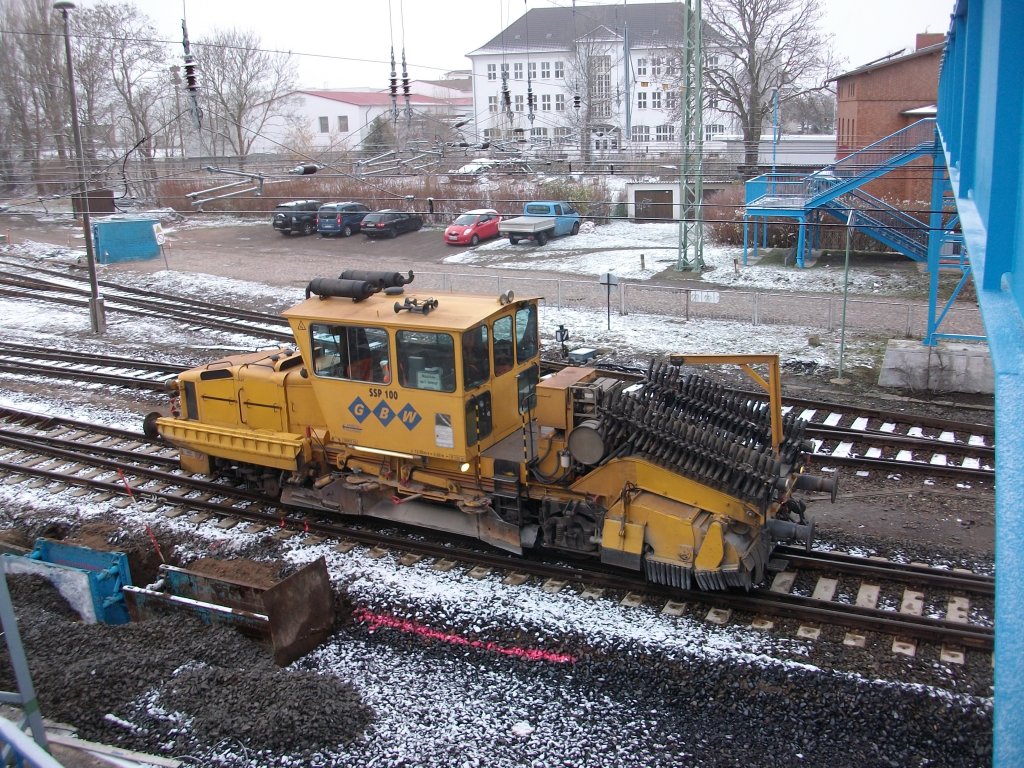 Baumaschine unter der Fussgngerbrcke in Bergen/Rgen am 26.November 2010.