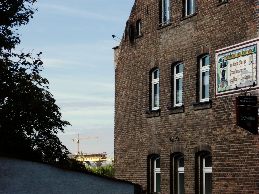 Bedrohlich nah kommt mittlerweile die neue ICE Unstruttalbr�cke der ehemaligen Karsdorfer Bahnhofsgastst�tte. Dieses Bild zeigt sehr deutlich, das Altes durch das neue Denken der Bahn immer mehr zerst�rt wird; 11.09.2010 (Foto: Klaus Pollm�cher)