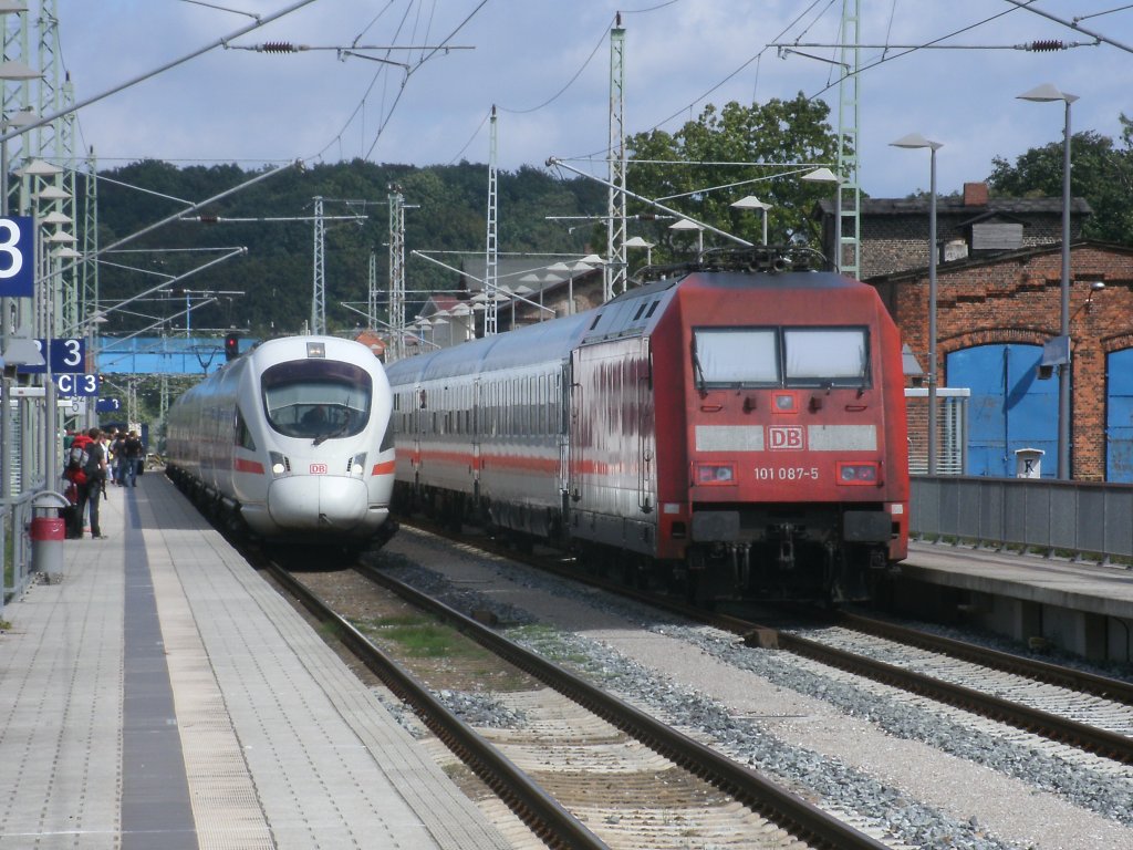 Begegnung am 20.August 2011 in Bergen/Rgen von ICE 411 083 als ICE 1715 Binz-Mnchen mit dem IC 2353 Erfurt-Binz wo 115 448 Zuglok war und 101 087 als Schlulok mitlief.