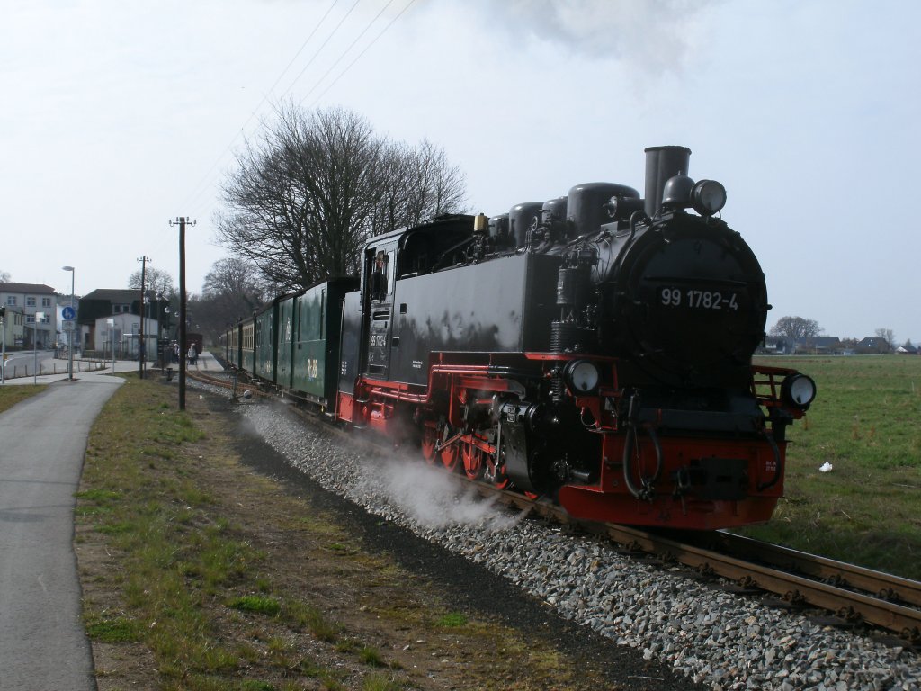 Bei der Ausfahrt aus Baabe legte sich 99 1782-4,ohne Neigetechnik,am 21.April 2012,ganz schn in die Kurve.