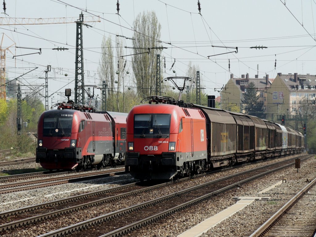 Bei diesem Bild gehrte auch etwas glck dazu. Die 1116 215 mit dem Railjet und die 1116 010 mit einem Schiebewandwagen Ganzzug bei einer Doppeldurchfahrt am 13.04.2009 am Heimeranplatz (Mnchen)
