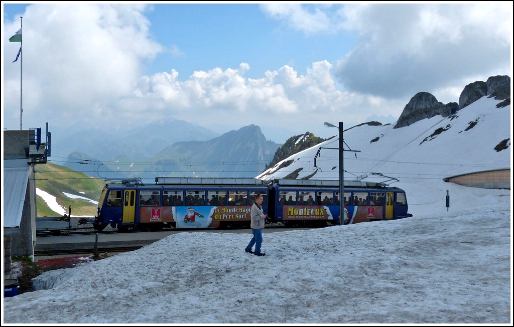  Bei drei Fotografen msste es doch mglich sein, dass nicht einer dem anderen im Bild steht!  ;-) Rochers de Naye, 26.05.2012 (Jeanny)