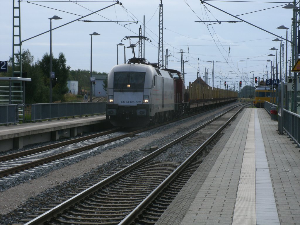 Bei DSO angekndigt und mit Versptung hatte ich das Glck,am 12.September 2011,die fr Raildox fahrende ES64U2-102 zusammen mit einer V100 von KubeCon(wenn ich auf der Schnelle richtig gelesen hatte Nr.02)bei der Durchfahrt mit leeren Holzwagen durch Bergen/Rgen.