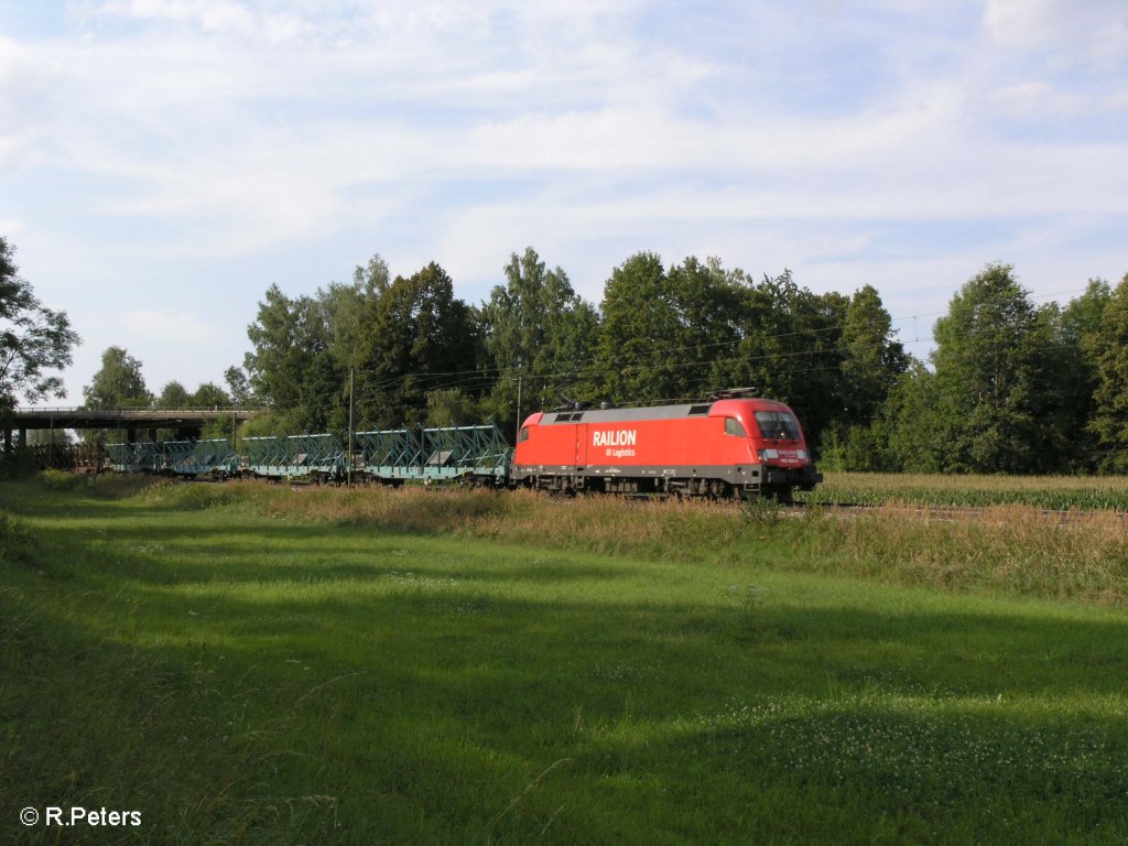 Bei Schwarzenwhr zieht 182 025-7 ein gemischten Gterzug nach Passau. 08.08.09