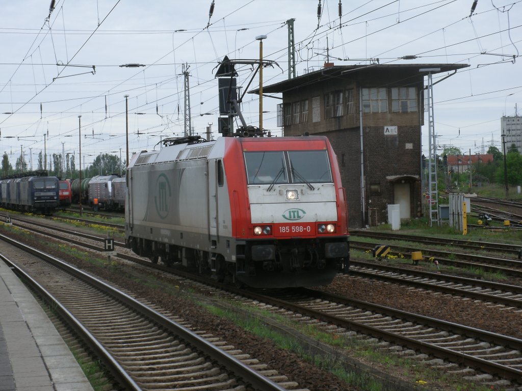 Bei sieben Minuten Aufenthalt in Angermnde konnte ich die vorbei fahrende ITL 185 598-0,am 05.Mai 2012,fotografieren.