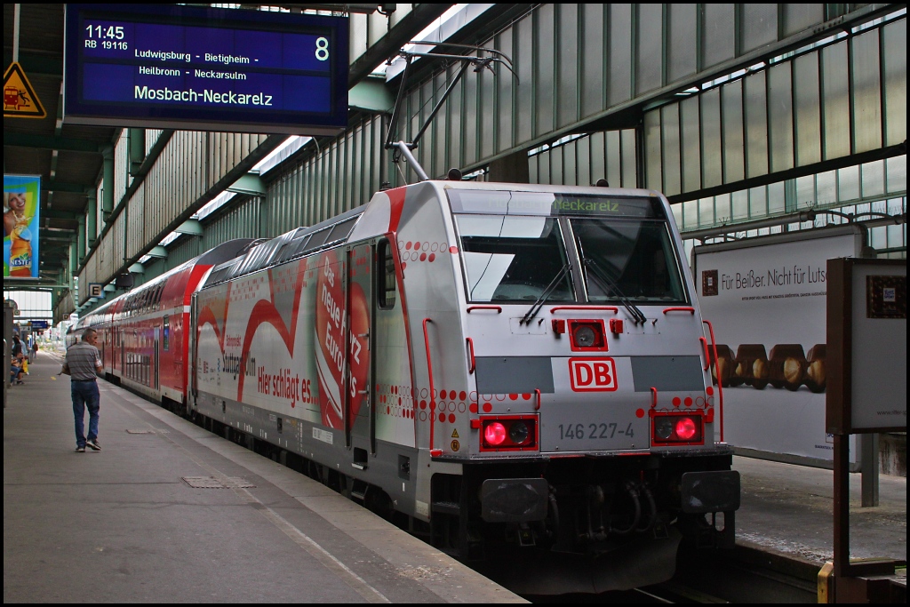 Bei so einer Werbung guckt selbst der Normalreisende...146 227 mit RB 19116 nach Mosbach-Neckarelz am 15.08.11 im Stuttgarter Hbf