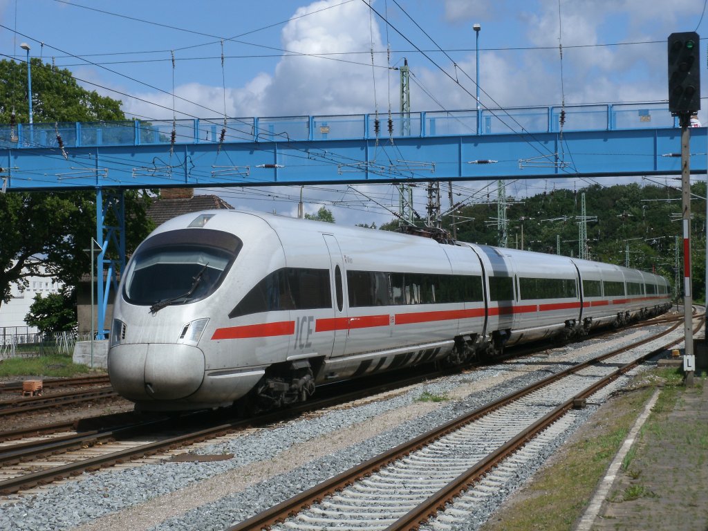 Bei sommerlichen Wetter hatte,am 25.Juni 2011,in Bergen/Rgen der BB-ICE 4011 090/590,Einfahrt als ICE 1715 Binz-Mnchen. 