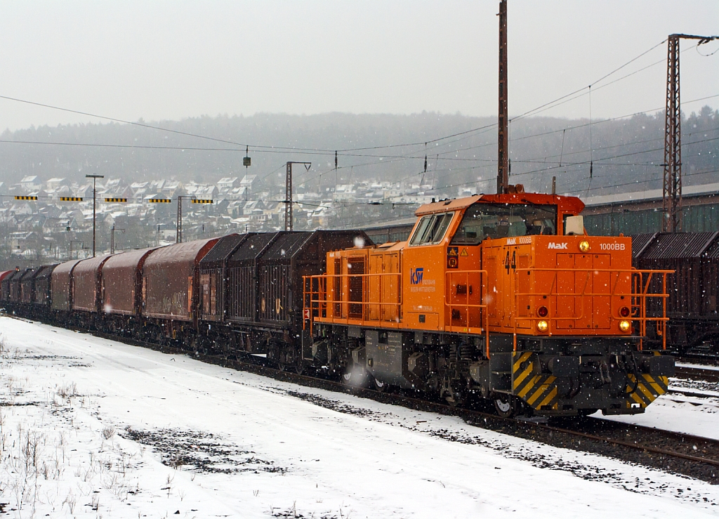 Bei strkerem Schneefall - Die Lok 44 - MaK G 1000 BB (271 004-4) der Kreisbahn Siegen-Wittgenstein (KSW) drckt ihren Coil-Gterzug, am 25.02.2013 bei Siegen Kaan-Marienborn (Siegen-Ost), in Richtung Rhrenwerk. 

Die Lok wurde 2003 bei Vossloh unter der Fabriknummer 1001462 gebaut und am 05.01.2004 an die KSW ausgeliefert. Sie hat die NVR-Nummer  92 80 1271 004-4 D-KSW.