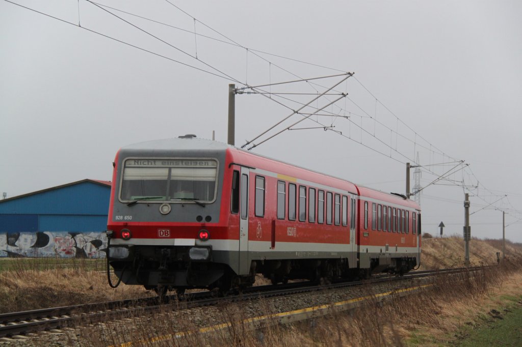 Beim warten auf den Talent2 kam dann auch 928 650 als Leerfahrt von Rostock Hbf nach Lbeck/Szczecin Glowny durch Gragetopshof gefahren.12.03.2012 