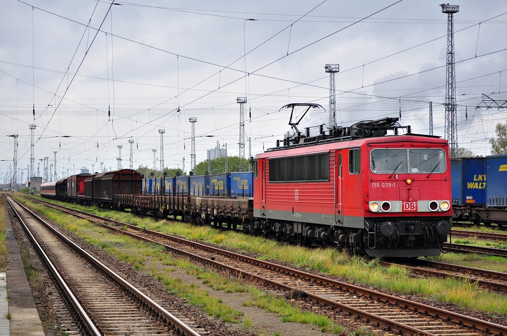 Bereit zur Abfahrt.155 039 kurz vor der Abfahrt in Rostock-Seehafen am 05.11.2012.