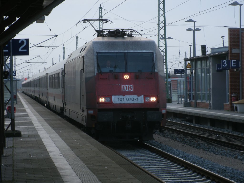 Bereits am 08.Dezember 2011 kam 101 070,mit dem IC 2212 Koblenz-Binz,wieder einmal nach Bergen/Rgen.