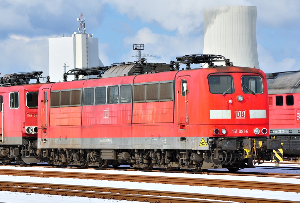 Bereits einiger Teile beraubt steht die 151 091 am 24.03.2013 in Rostock-Seehafen.