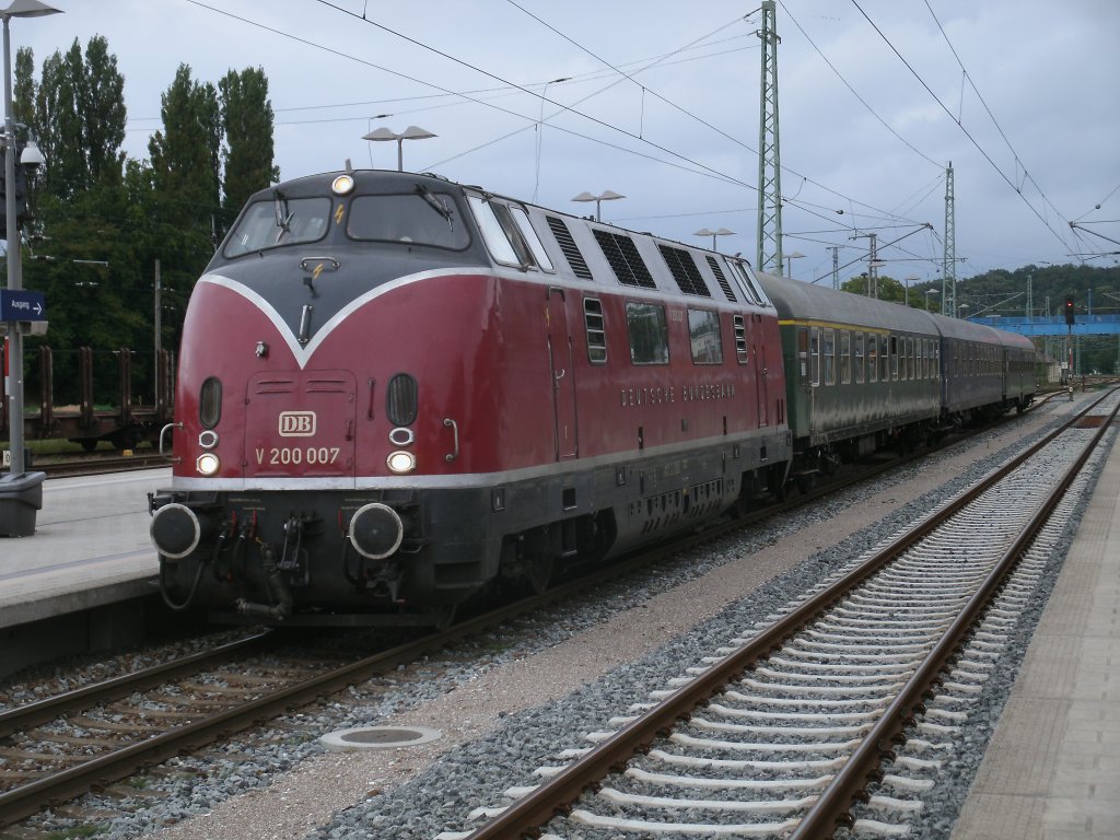 Bereits um 16:46 Uhr ging es,am 27.August 2011 von Binz,wieder zurck nach Lbeck,dafr gab es in Bergen/Rgen einen sechsmintigen Aufenthalt so konnte ich in aller Ruhe die V200 007 mit den Sonderzug aus drei Wagen fotografieren.