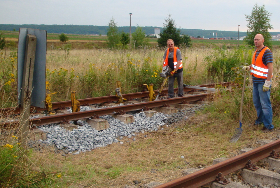 Bernd Schade und Thomas M�ller im Arbeitseinsatz in Ro�leben, damit zu unserem 5. Unstrutbahnfest die Triebwagen der Burgenlandbahn Ro�leben problemlos anfahren k�nnen; 08.08.2010 (Foto: G�nther G�bel)