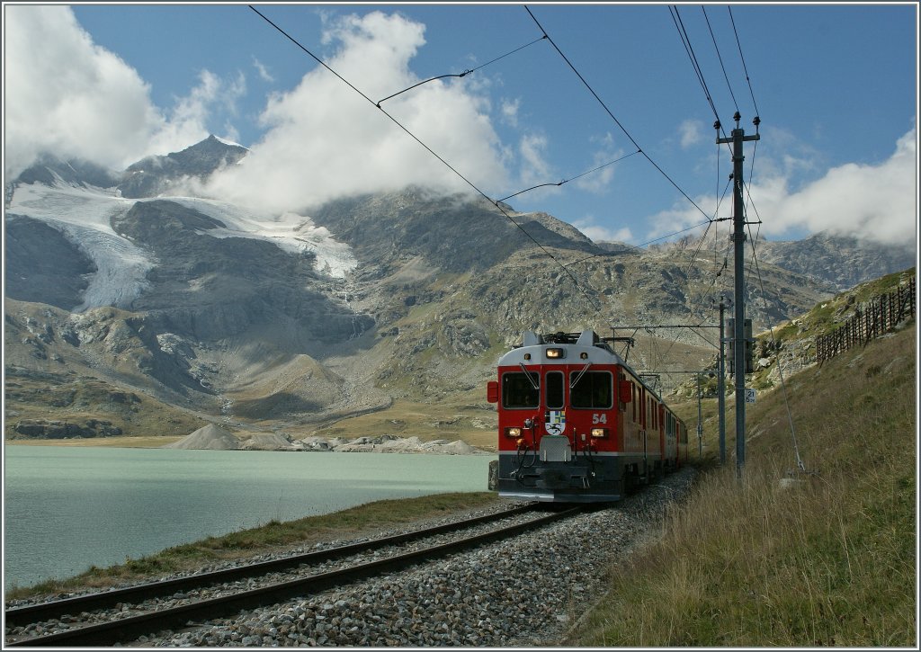 Bernina Regionalzug Richtung Sden am Laco Bianco kurz vor Bernina Ospizio.
10. Sept. 2011