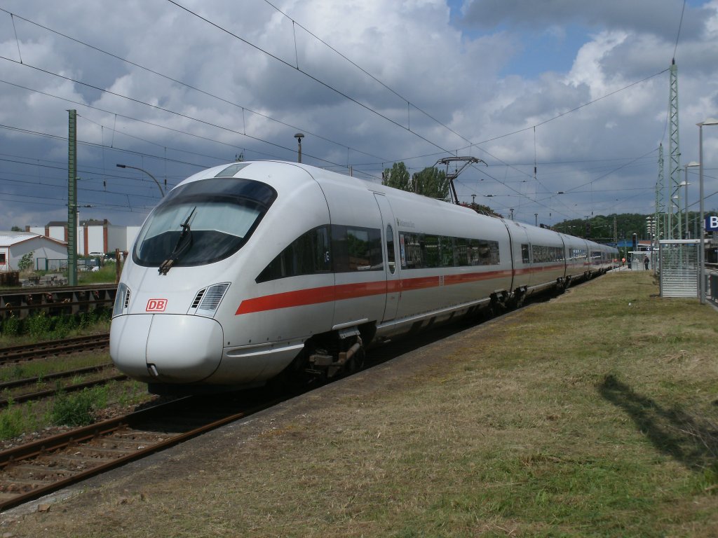 Bevor der ICE 411 063/563 seinen Namen  Ostseebad Binz  in Binz erhielt,stand dieser am 17.Juni 2011 eine Stunde in Bergen/Rgen.In Bergen/Rgen stiegen die Bundeskanzlerin und der Bahnchef in den ICE.