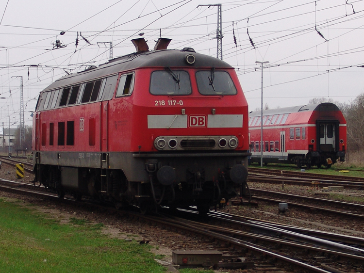 Bild aus alten Zeiten als die 218er noch ab Rostock den UEX von Kln Richtung Seebad Heringsdorf bespannt haben hier ist 218 117-0 gerade beim Rangieren im Rostocker Hbf(22.04.06)