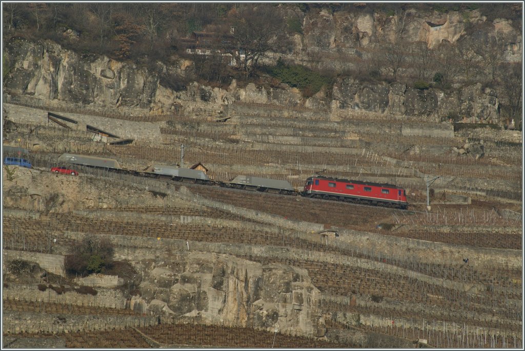 Bis zu 38 Promille Steigung wiesst die  Train des Vignes  Strecke von Puidoux Chexbres nach Vevey aus; hier zu sehen mit einer Re 6/6 11624 auf der Talfahrt nach Vevey.