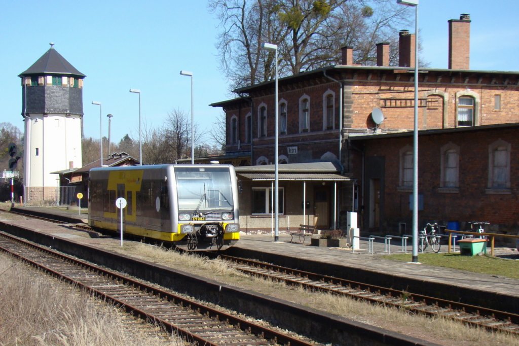 BLB 672 904-0 steht am 18.03.2009 als RB 25977 nach Naumburg Ost abfahrbereit im Bahnhof Nebra. (Foto: G�nther G�bel)
