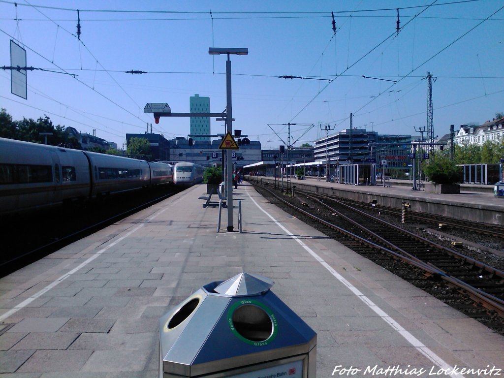 Blick auf Den Bahnhof Hamburg-Altona und Links steht die BR 401 am 8.6.13