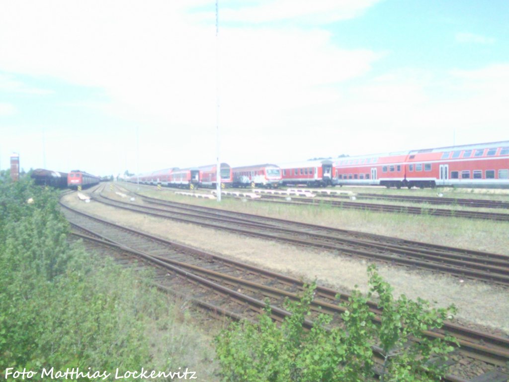 Blick auf Die 140er & massenweise Personenwagen in Mukran am 28.6.12