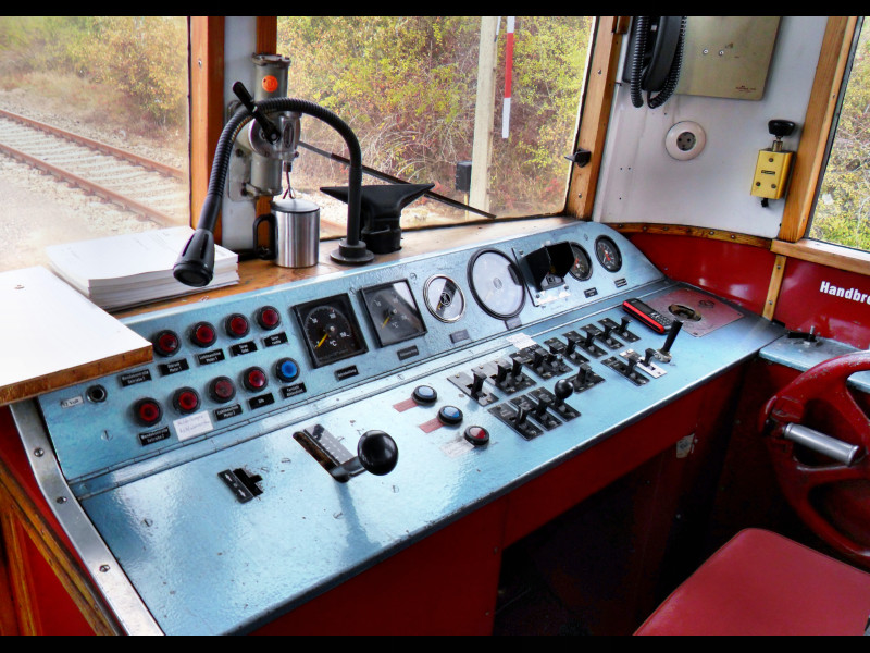 Blick auf den F�hrerstand von des Lappwaldbahn 301 035-1 (DTW 01)  Anton  am 03.10.2012 im Bf Karsdorf.