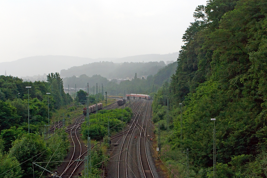 Blick auf den Rangierbahnhof Betzdorf (Sieg) am 05.07.2012. Bei mir auf der Brcke war es trocken, der RE 9 (Rhein-Sieg-Express) Aachen - Kln - Siegen ist gerade in den strmenden Regen gefahren, da musste ich zum Auto spurten, denn sonst wre ich pitschnass geworden.