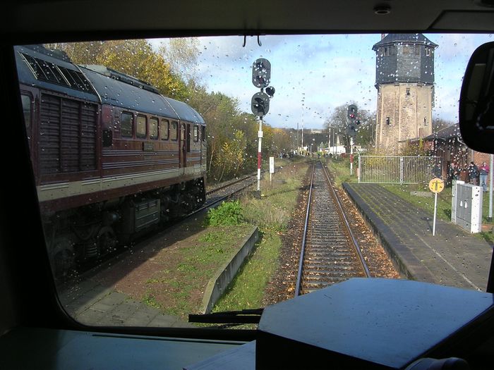 Blick aus dem F�herstand einer BR 628 auf das Hauptgleis im Bf Nebra; 12.11.2006 (Foto: Thomas Menzel)