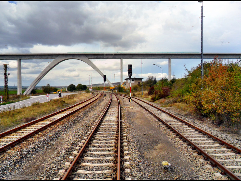 Blick aus dem F�hrerstand des Lappwaldbahn 301 035-1 (DTW 01)  Anton  auf die Gleisanlagen in Karsdorf Bbf und die Unstruttalbr�cke der Neubaustrecke Erfurt - Leipzig/Halle; 03.10.2012