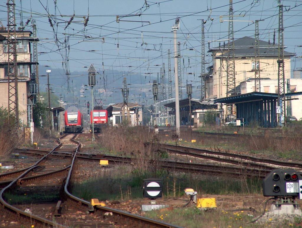 Blick aus Westen in den Naumburger Hbf. Links erkennt man das Gleis der Unstrutbahn, dass in einem Bogen in Richtung Ro�bach verl�uft; 17.04.2005 (Foto: Holger Flatau) 
