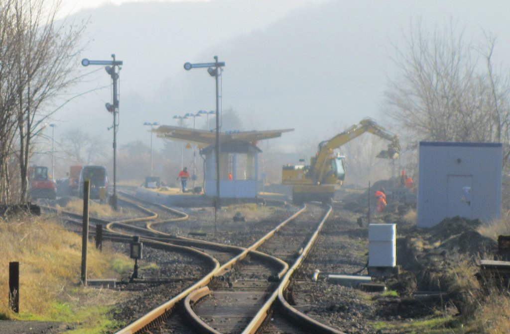 Blick vom Bahn�bergang der B176 in den Bf Laucha, wo am 26.01.2012 noch Arbeiten am neuen Bahnsteig stattfanden. (Foto: Dieter Thomas)