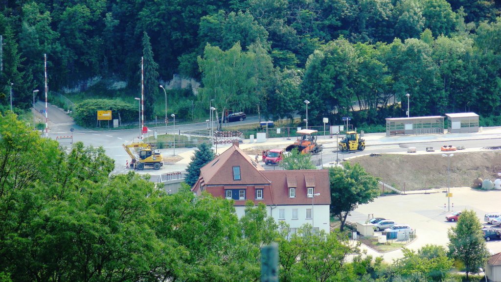 Blick vom Berghotel Edelacker auf den neuen Hp Freyburg mit der fast fertiggestellten Schnittstelle zwischen Bus und Bahn; 01.07.2013 (Foto: G�nther G�bel)