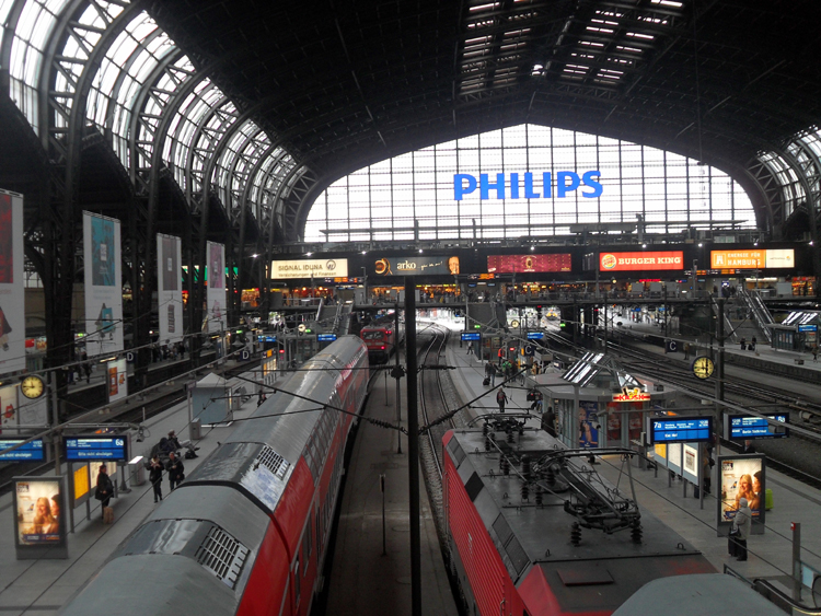 Blick in dem Hamburger Hbf am 18.05.10 auf Gleis 7a RE nach Kiel Hbf und neben an stehen RE1 nach Rostock und hinten RE Richtung Lbeck Hbf