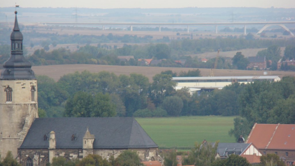 Blick vom Ensberg bei Laucha auf den Lauchaer Kirchturm und die Unstruttalbr�cke der Neubaustrecke von Erfurt nach Leipzig und Halle, bei Karsdorf; 23.09.2012 (Foto: G�bel)