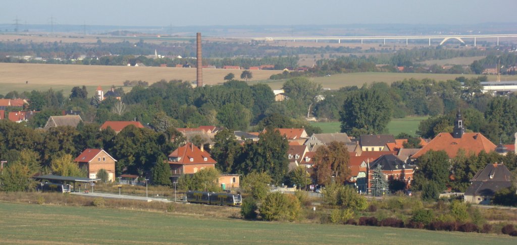 Blick vom Ensberg bei Laucha auf den Lauchaer Bahnhof mit einer RB nach Wangen und Naumburg Ost am 30.09.2012. (Foto: G�nther G�bel)