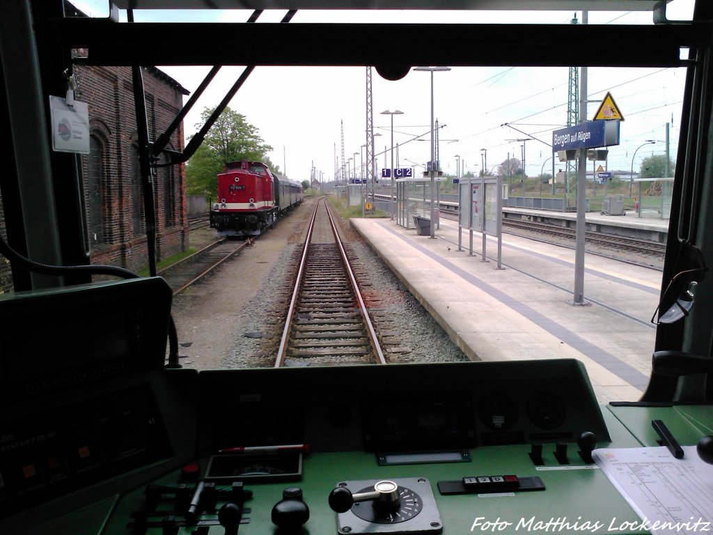 Blick vom Fhrerstand der Ferkeltaxe auf die 112 565-7 (DB 202 565-8) in Bergen auf Rgen am 11.5.13