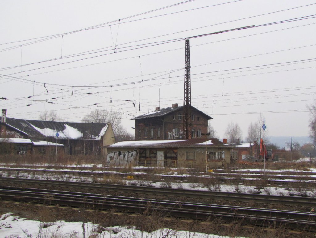 Blick von der Stadtseite her auf das ehem. Bw Naumburg, dass kurz vor dem endg�ltigen Abriss steht; 22.01.2010