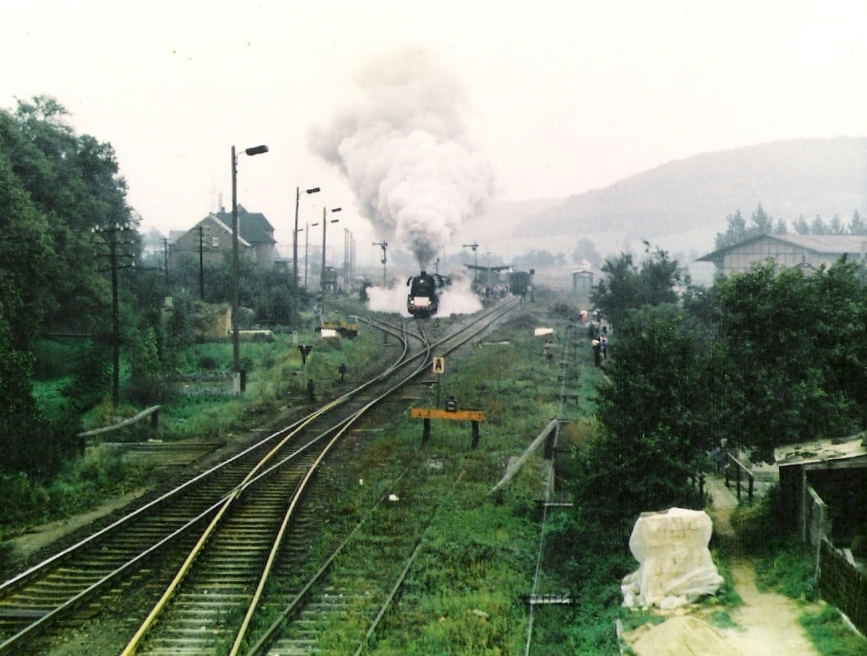 Blick vom Stellwerk Lw in den Lauchaer Bahnhof, w�hrend dem 100. Geburtstag der Unstrutbahn am 01.10.1989 (Foto: Hartmut Braune)