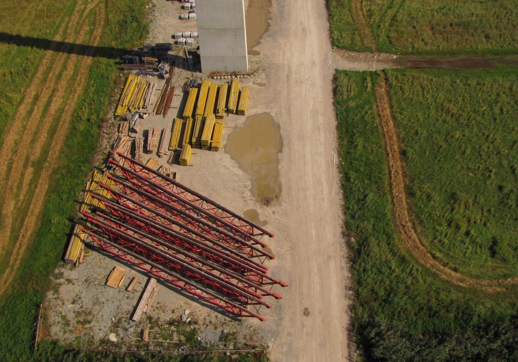Blick von der Unstruttalbr�cke bei Karsdorf auf gelagertes Baumaterial unter der Br�cke; 15.09.2011