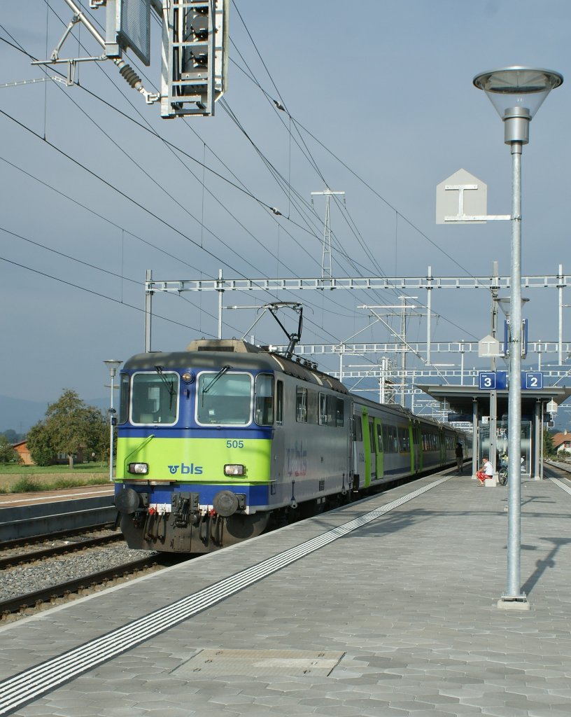 BLS (ex SBB) Re 4/4 II 505 mit RE Neuchtel - Bern in Ins. 
6. September 2010