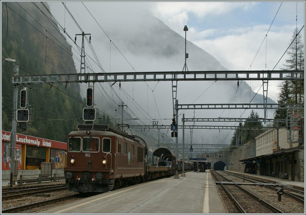 BLS Re 4/4 162 mit einem Tunnel-Auto-Zug in Goppenstein.
4. Mi 2013