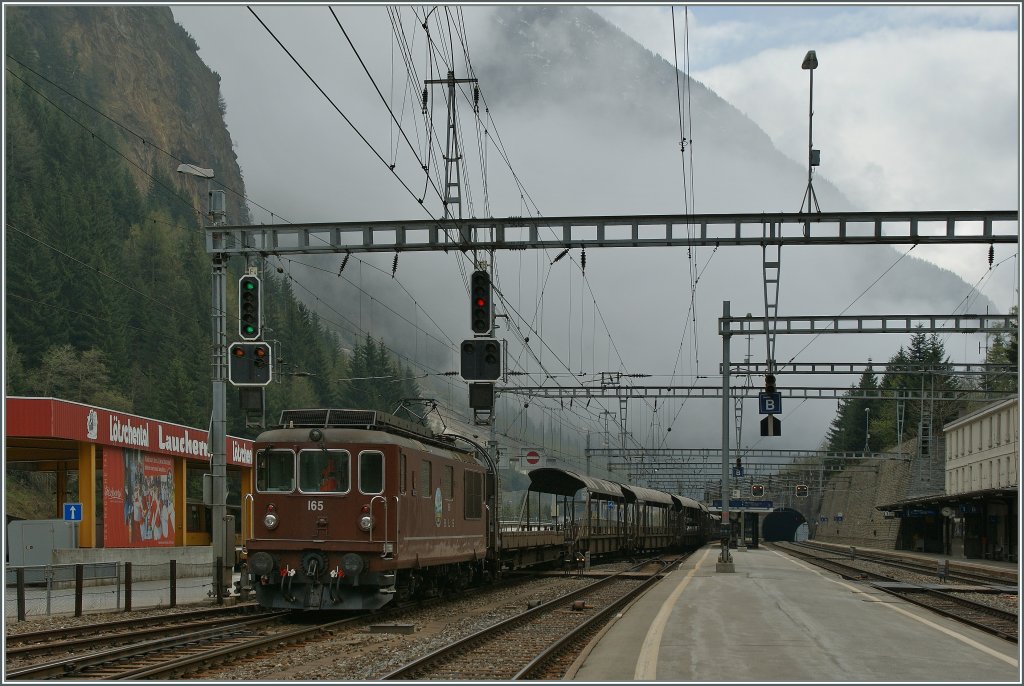 BLS Re 4/4 165 erreicht mit eine Autotunnelzug Goppenstein.
04.05.2013