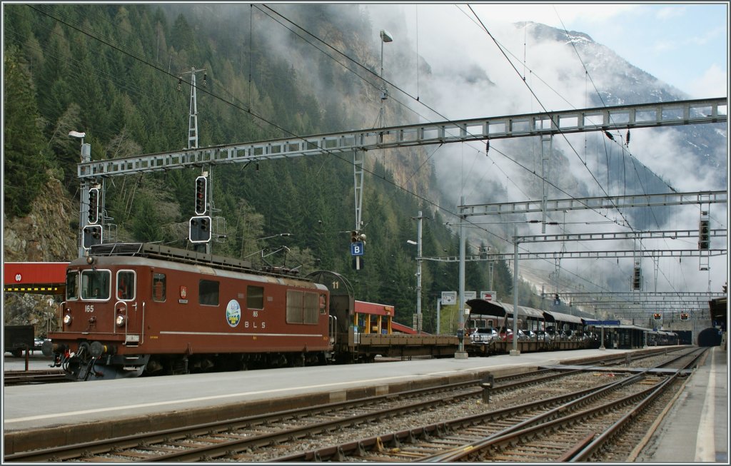 BLS Re 4/4 165 mit einem Autozug in Goppenstein.
4. Mai 2013