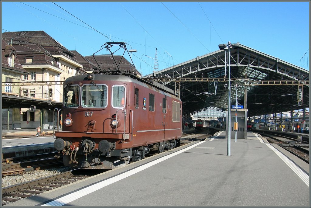 BLS Re 4/4 167 in Lausanne.
09.03.2011