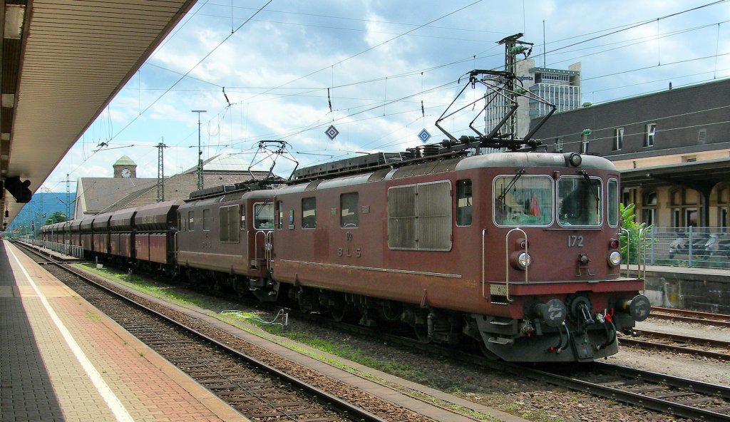 BLS Re 4/4 172 und eine Schwesterlok mit einem Gterzug in Basel Bad. Bf. am 22.Juni 2007