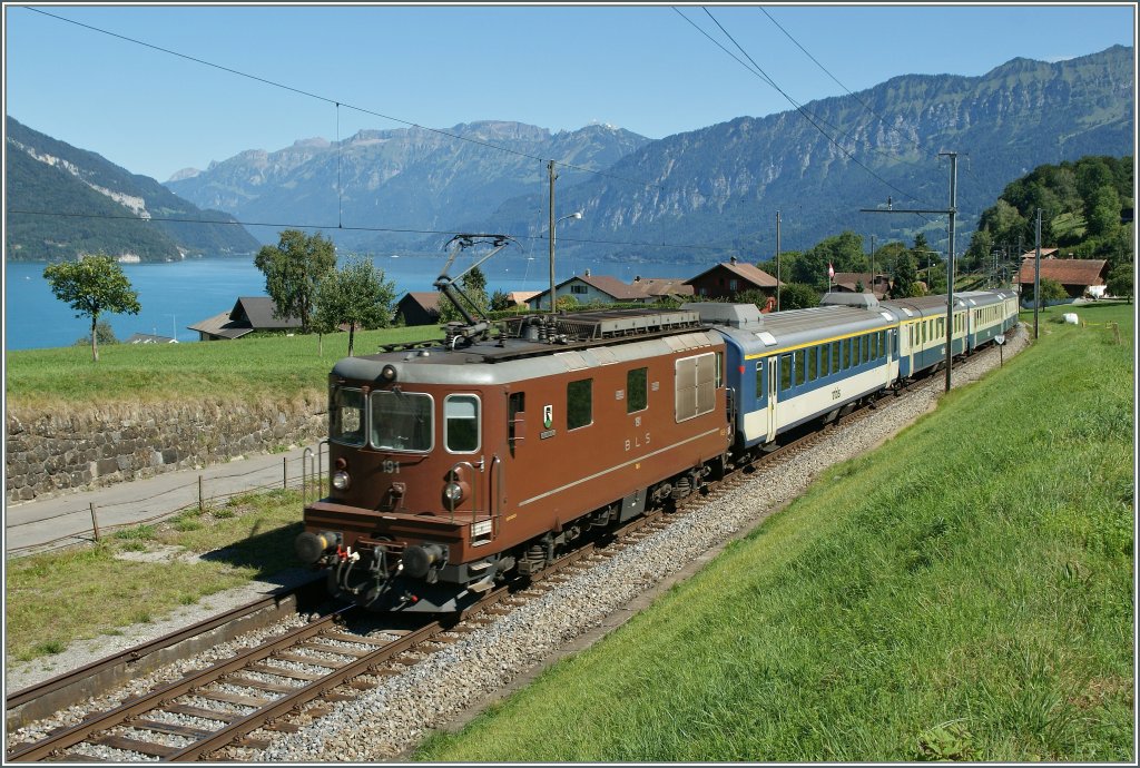 BLS Re 4/4 191 mit einem  Goldenpass  RE bei Faulensee. 
27. Aug. 2012