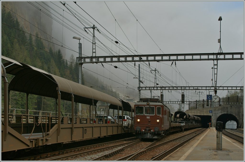 BLS Re 4/4 192 mit einem Autozug in Goppenstein. 4. Mai 2013